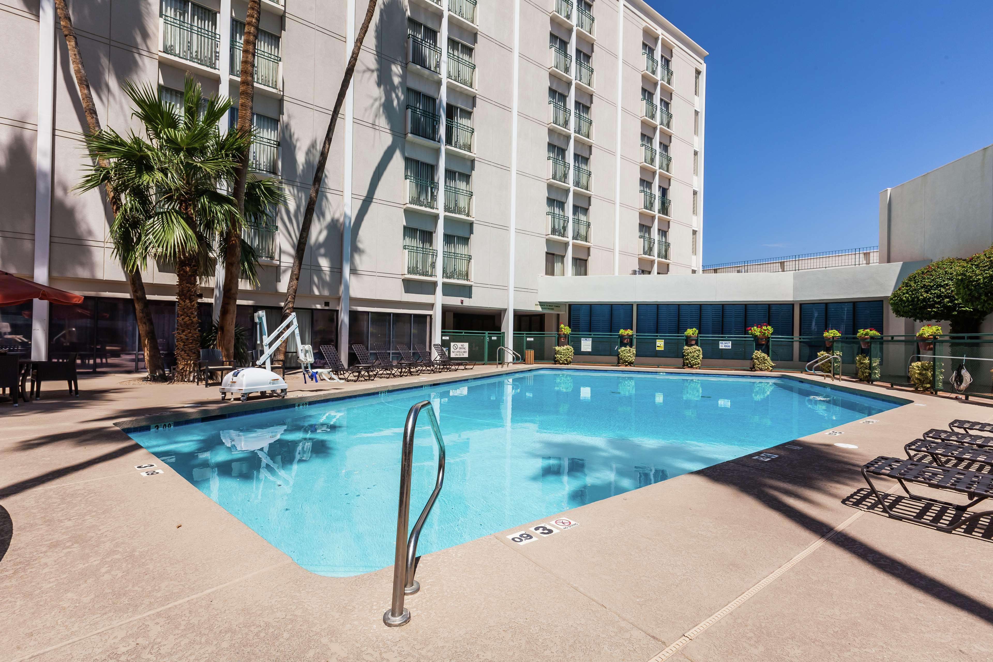 Hilton Garden Inn Phoenix Midtown Экстерьер фото